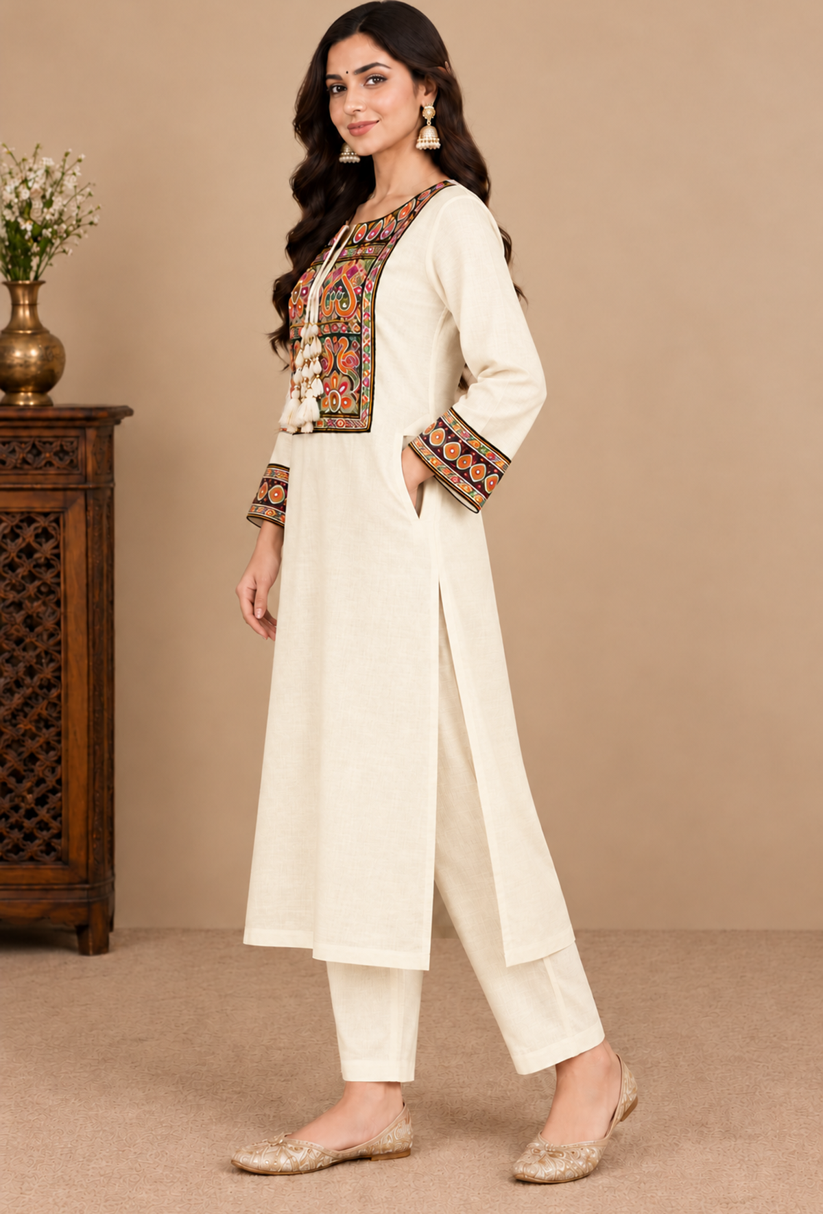 Set of 2: Ivory Cashmilon Gamthi Embroidered Phiran & Pant Set パンツ L