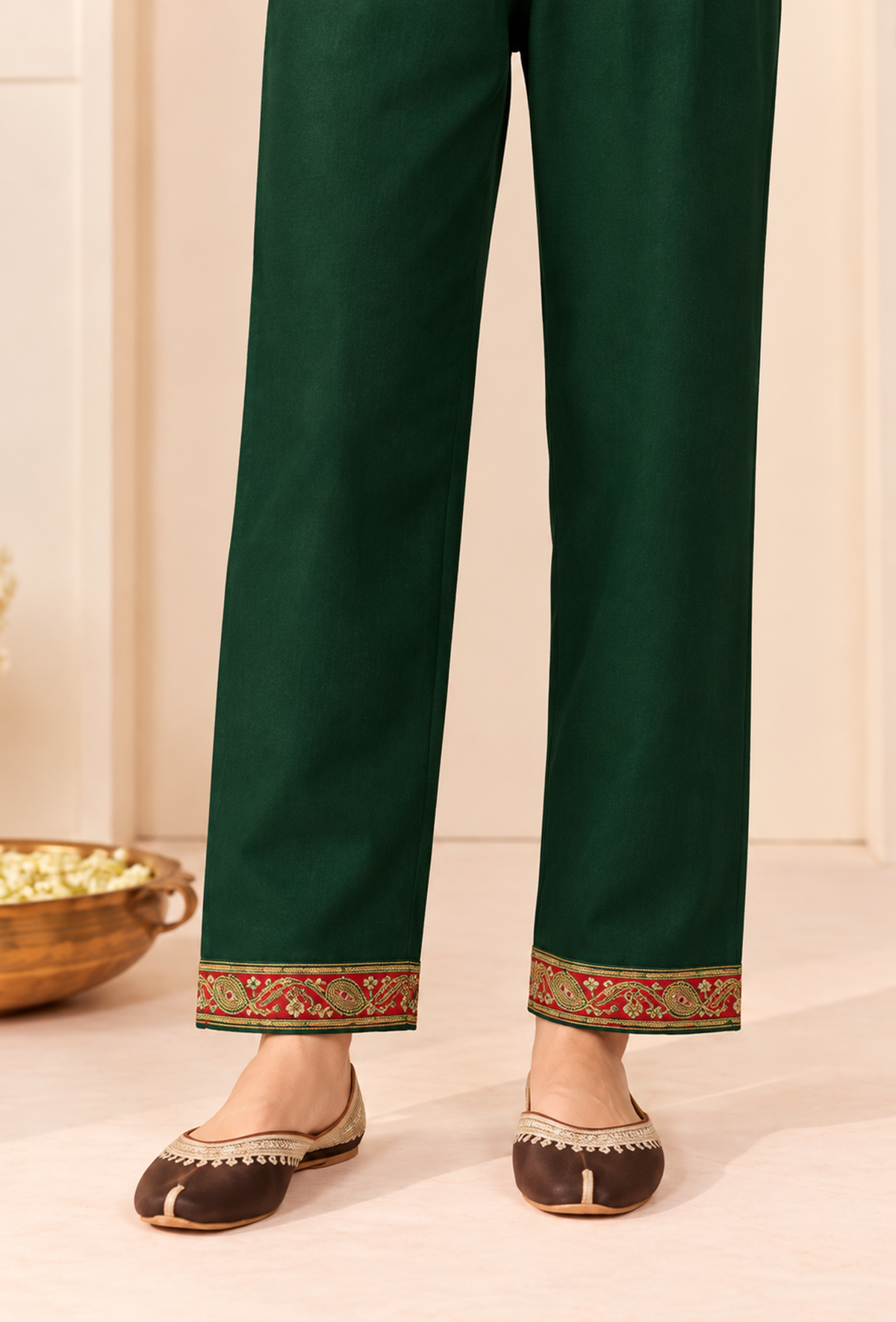 Green Cashmilon Kashmiri Embroidered Lace Straight-Fit Pants With Pockets サイズ L