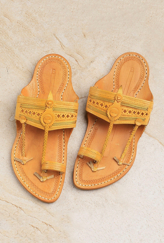 Samaksh Beige Pure Leather Kolhapuri Flats - For Men サイズ EU43（UK10）