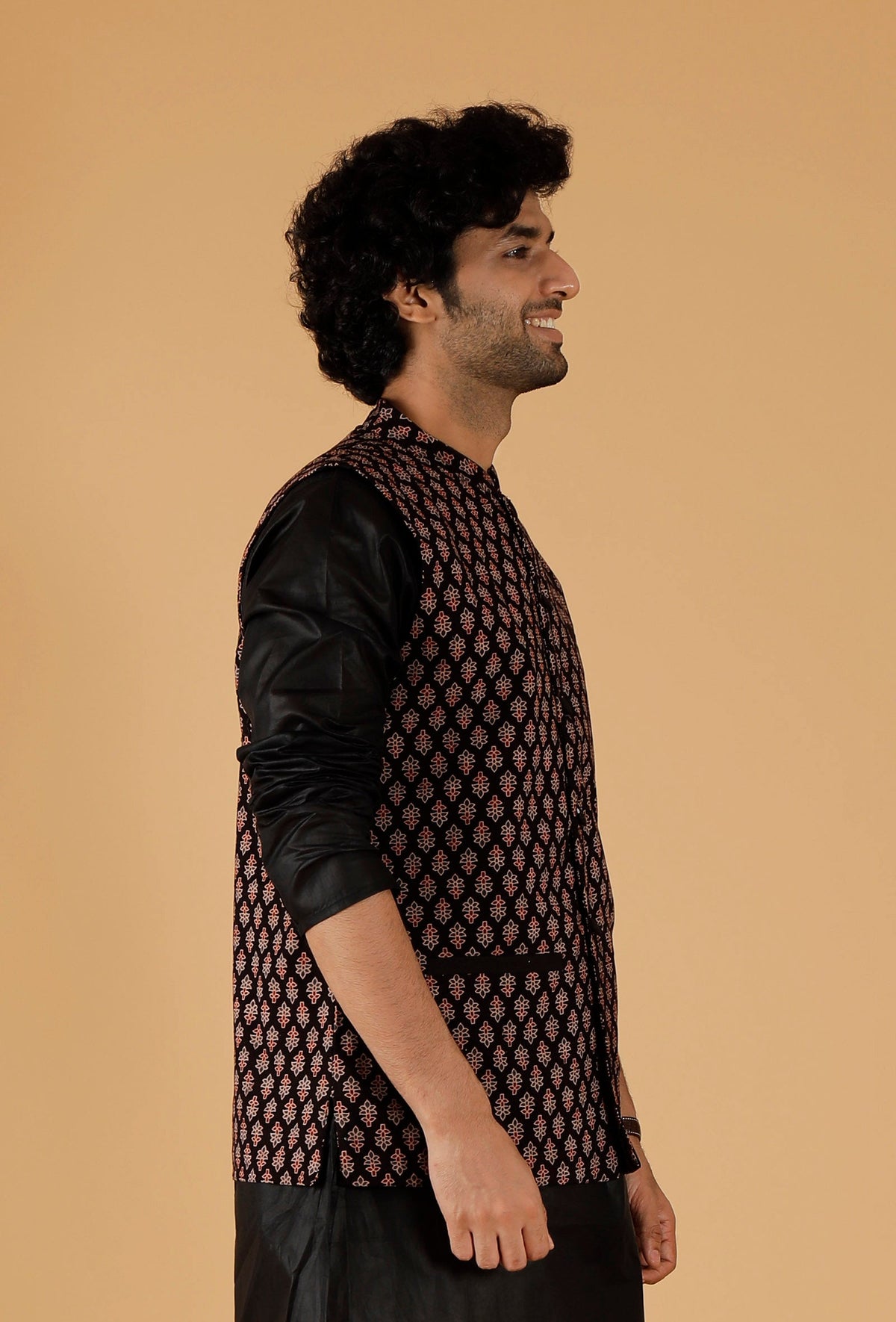 Black Ajrakh Print Cotton Sleeveless Nehru Jacket With Pockets サイズ 46