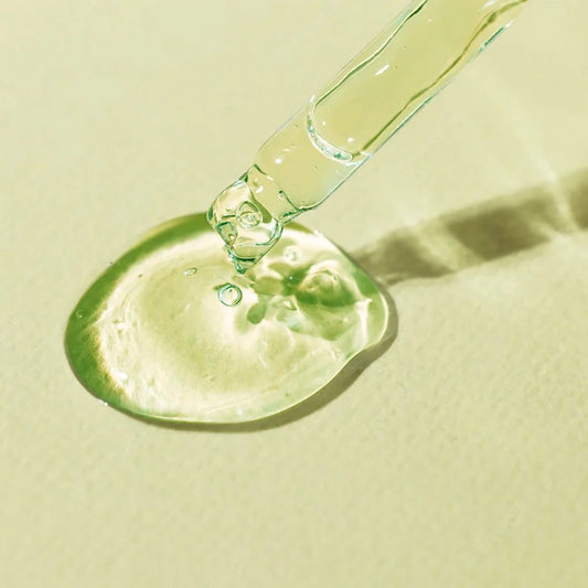 Just Herbs ブライトニングセラム ビタミンC アムラ＆リコリスルート 30ml のドロッパーボトル