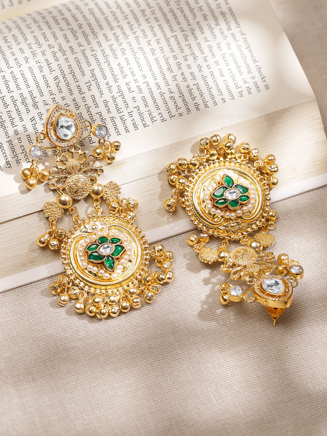 【Rubans】 22K Gold-Plated Emerald Green & White Stone Floral Statement Danglers｜22K ゴールドメッキ エメラルドグリーン＆ホワイトストーン フローラル ステートメント ダングラー