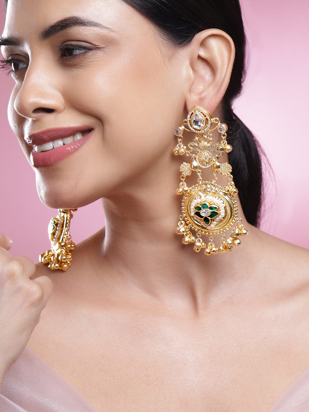 【Rubans】 22K Gold-Plated Emerald Green & White Stone Floral Statement Danglers｜22K ゴールドメッキ エメラルドグリーン＆ホワイトストーン フローラル ステートメント ダングラー