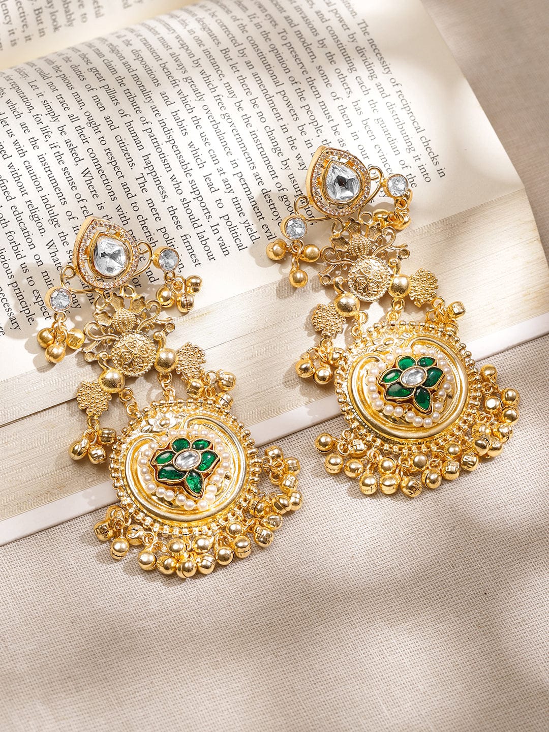 【Rubans】 22K Gold-Plated Emerald Green & White Stone Floral Statement Danglers｜22K ゴールドメッキ エメラルドグリーン＆ホワイトストーン フローラル ステートメント ダングラー