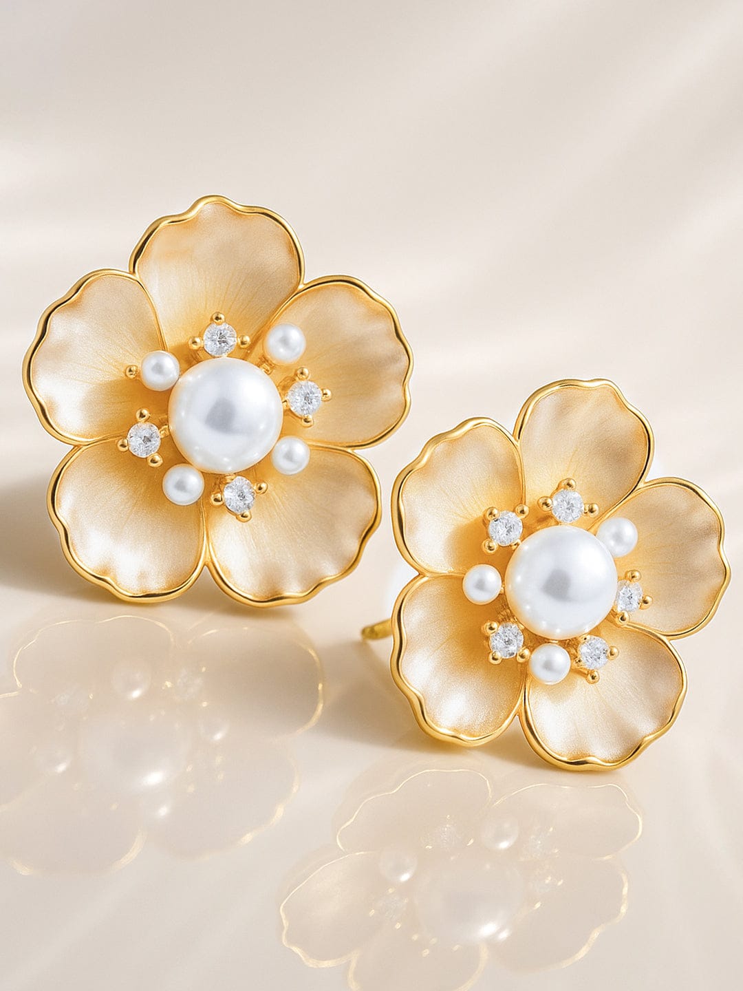 Pearl Blossom Stud Earrings フリーサイズ