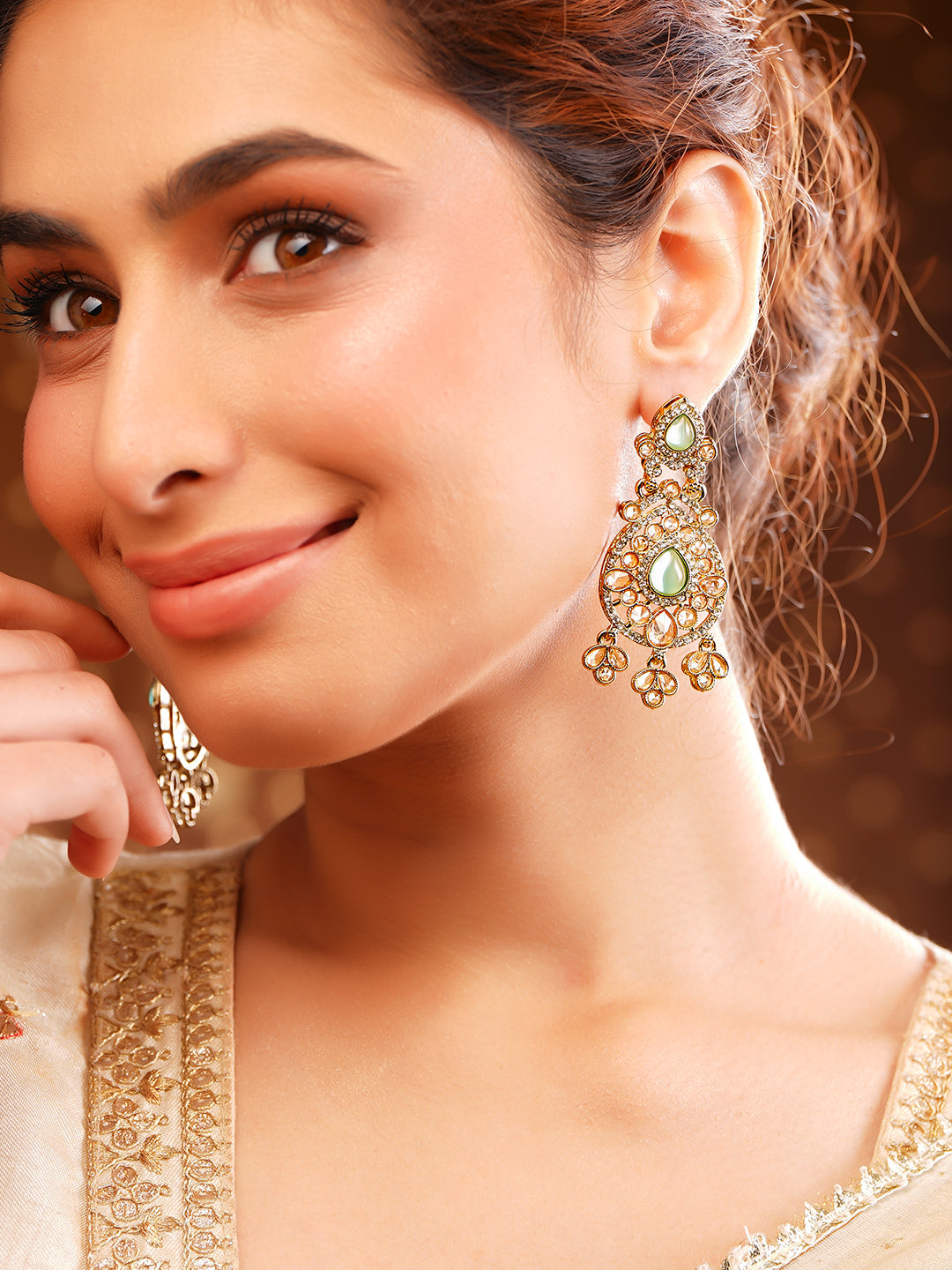 【Rubans】 Antique Gold Plated Green Kundan Charm Dangler Earrings｜アンティークゴールドメッキ グリーンクンダン チャーム ダングラー イヤリング