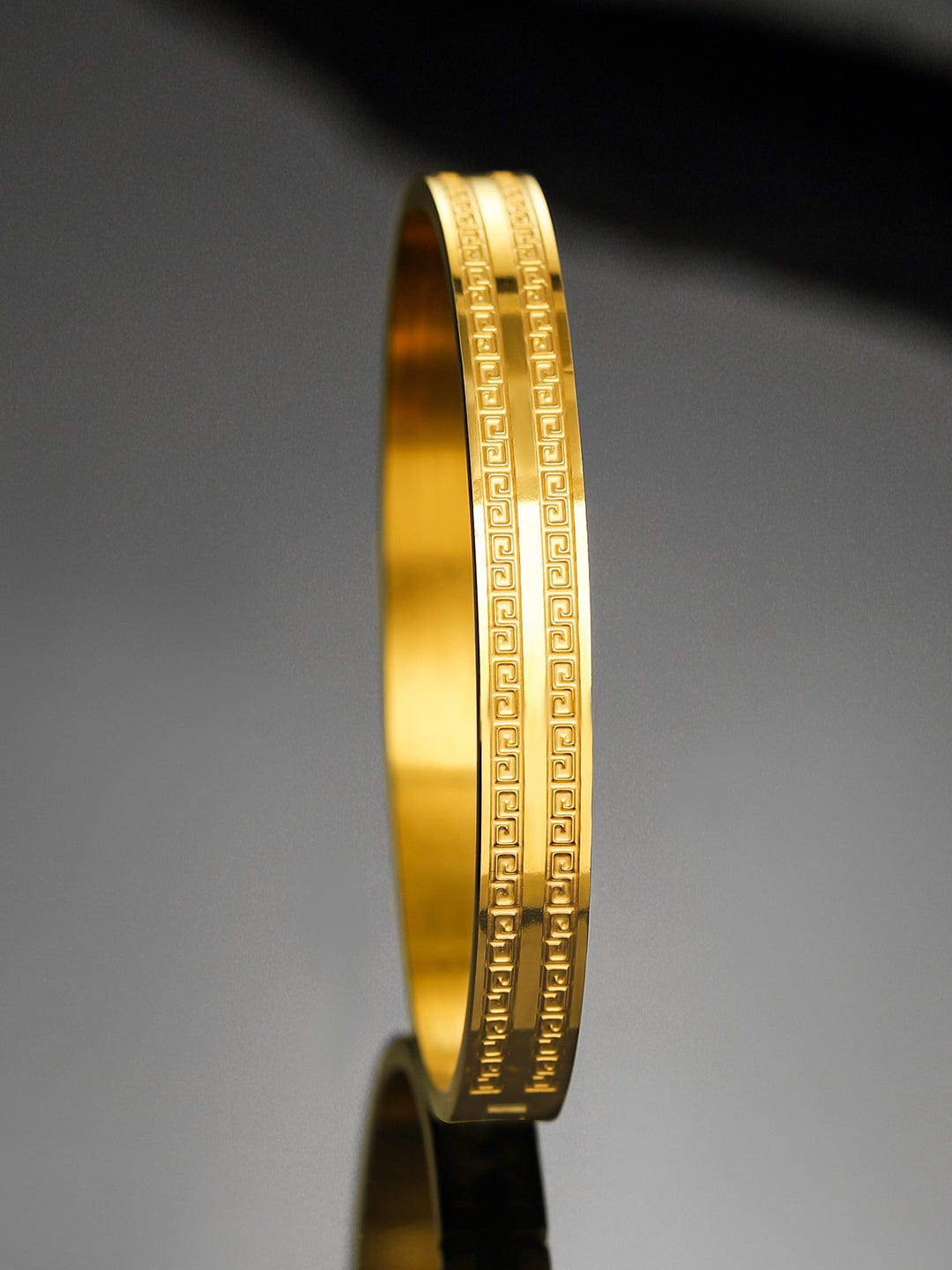 【Rubans】 22K Gold-Plated Greek Key Pattern Textured Statement Bracelet for Men｜22Kゴールドメッキ グリークキー テクスチャード ステートメント ブレスレット メンズ
