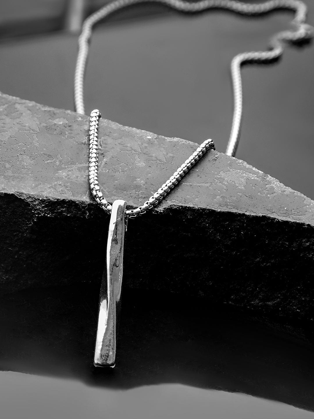 【Rubans】 Trendy Stainless Steel Silver-Plated Sleek Design Pendant Necklace for Boys & Men｜トレンディ ステンレススチール シルバーメッキ スリークデザイン ペンダントネックレス メンズ