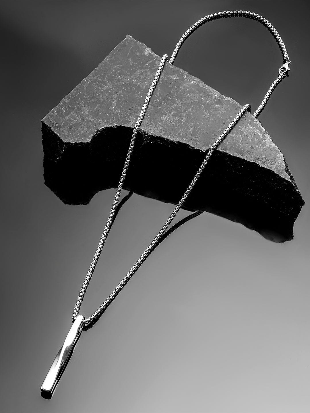 【Rubans】 Trendy Stainless Steel Silver-Plated Sleek Design Pendant Necklace for Boys & Men｜トレンディ ステンレススチール シルバーメッキ スリークデザイン ペンダントネックレス メンズ