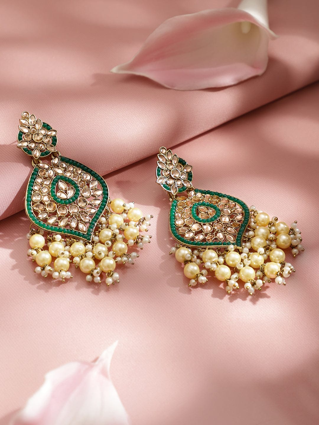 Festive Shine Pearls & Green Kundan Danglers フリーサイズ