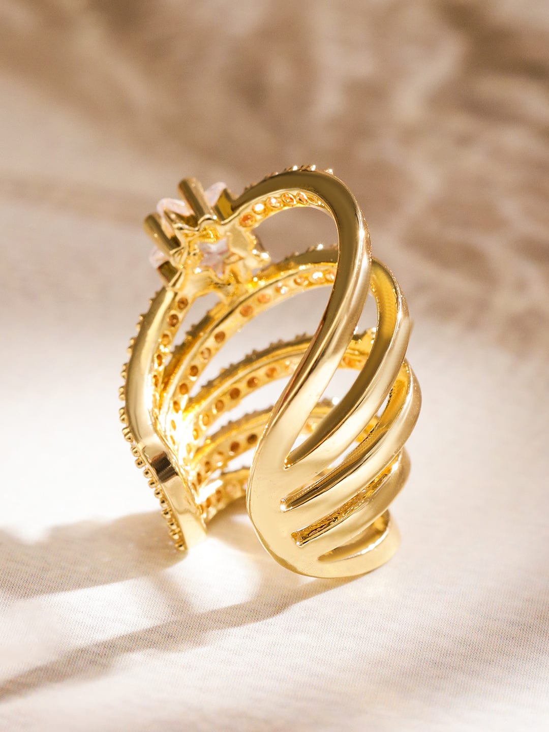 【Rubans】 Crystal Studded Multi Layered Gold Toned Ear Cuff｜クリスタル マルチレイヤード ゴールドトーン スパイラル イヤカフ（片耳用）