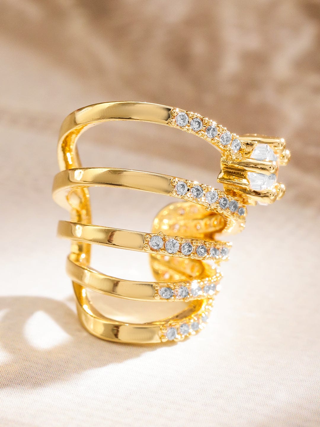 【Rubans】 Crystal Studded Multi Layered Gold Toned Ear Cuff｜クリスタル マルチレイヤード ゴールドトーン スパイラル イヤカフ（片耳用）