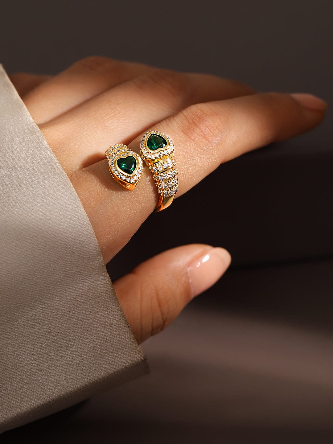 【Rubans】 18K Gold-Plated Emerald & CubicZirconia Studded Heart Motif Openable Ring｜18K ゴールドメッキ エメラルド＆キュービックジルコニア ハートモチーフ オープナブルリング｜フリーサイズ