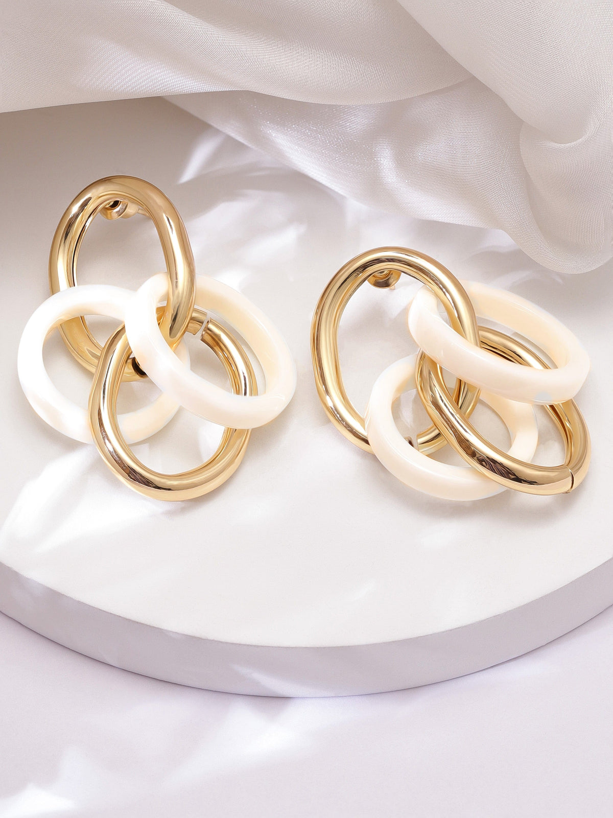 Drop Earrings With Interlocked Rings Gold