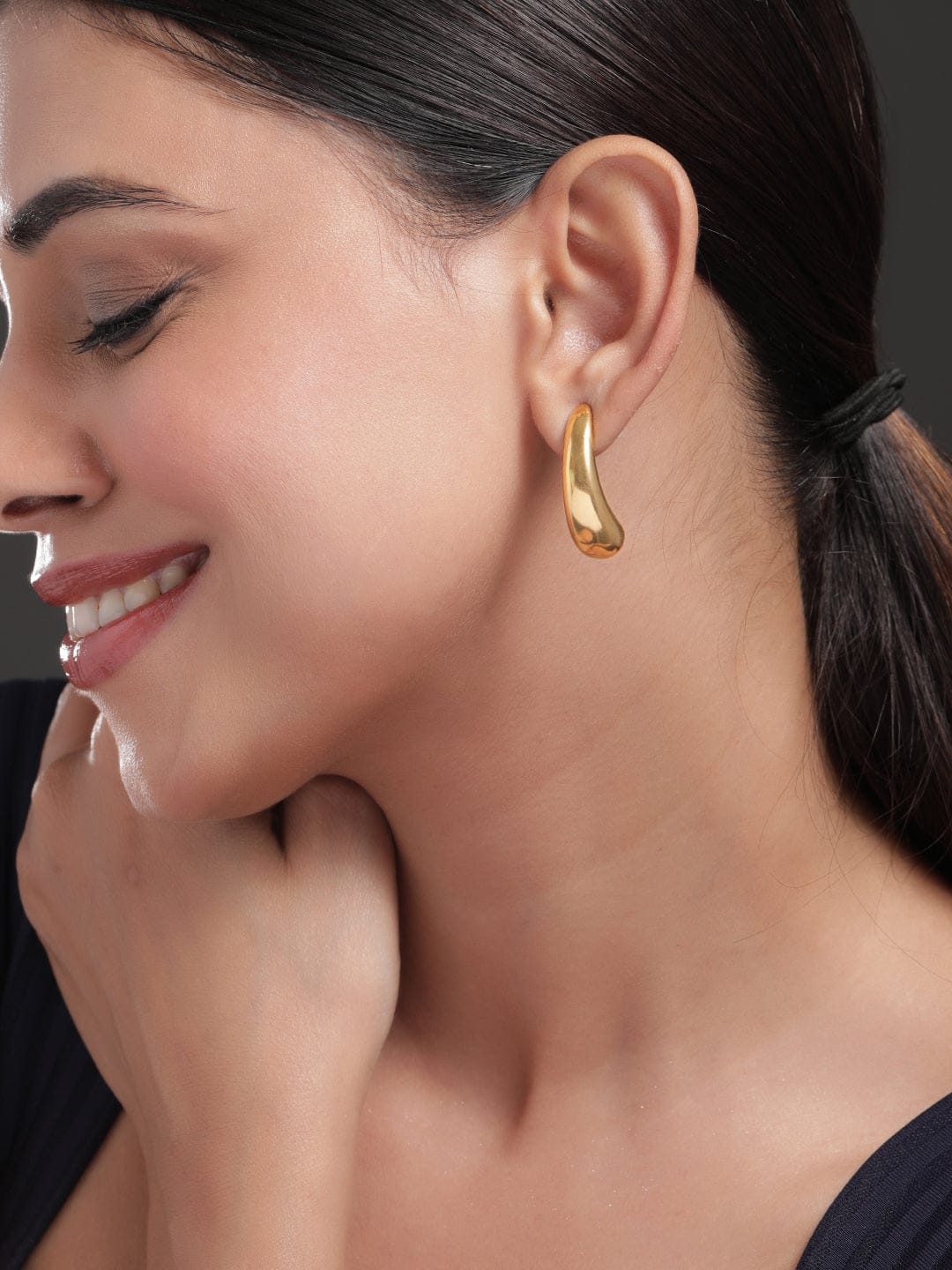 Curved Elegance in Gold Hoops Gold