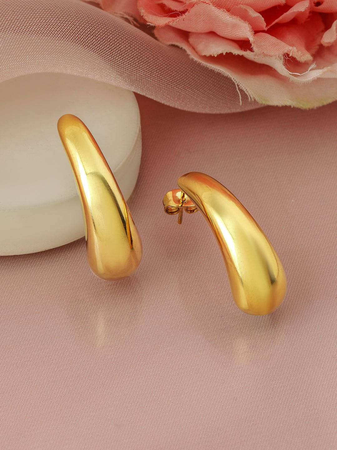 Curved Elegance in Gold Hoops Gold