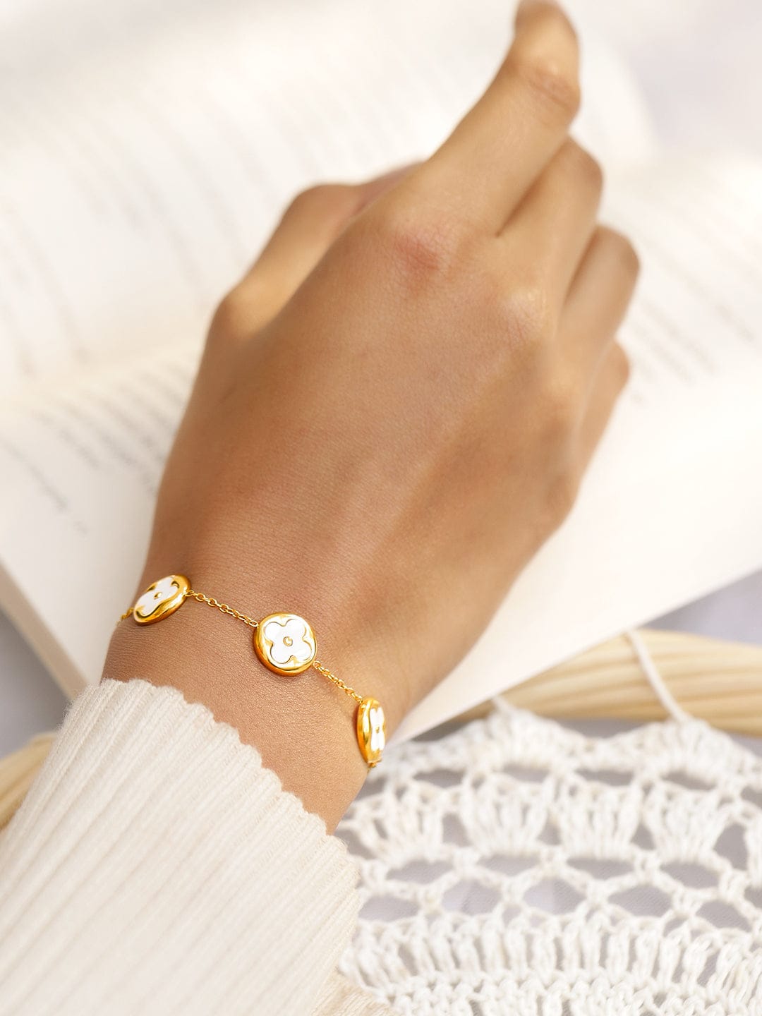 Rubans 18K Gold-Plated Stainless Steel Tarnish-Free Waterproof White Clover Charm Bracelet Gold