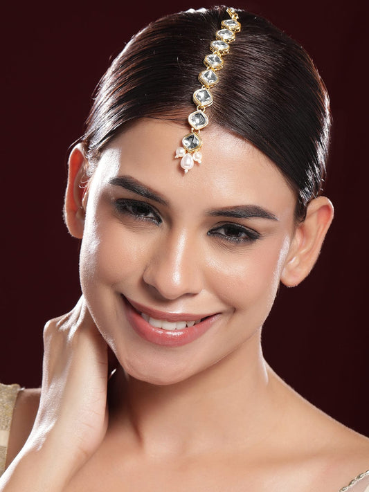 【Rubans】 18K Gold-Plated White Kundan-Studded Maangtika with White Pearls｜18K ゴールドメッキ ホワイトクンダン パール マーンティッカ（額飾り）