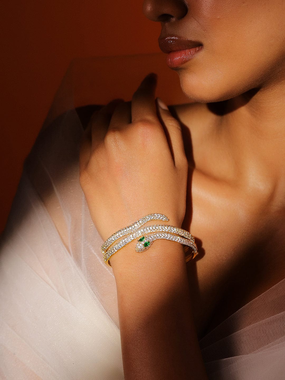 【Rubans】 22K Gold-Plated Double Snake-Design Emerald and Cubic Zirconia Openable Bracelet｜22Kゴールドメッキ ダブルスネーク エメラルド＆キュービックジルコニア オープナブル ブレスレット