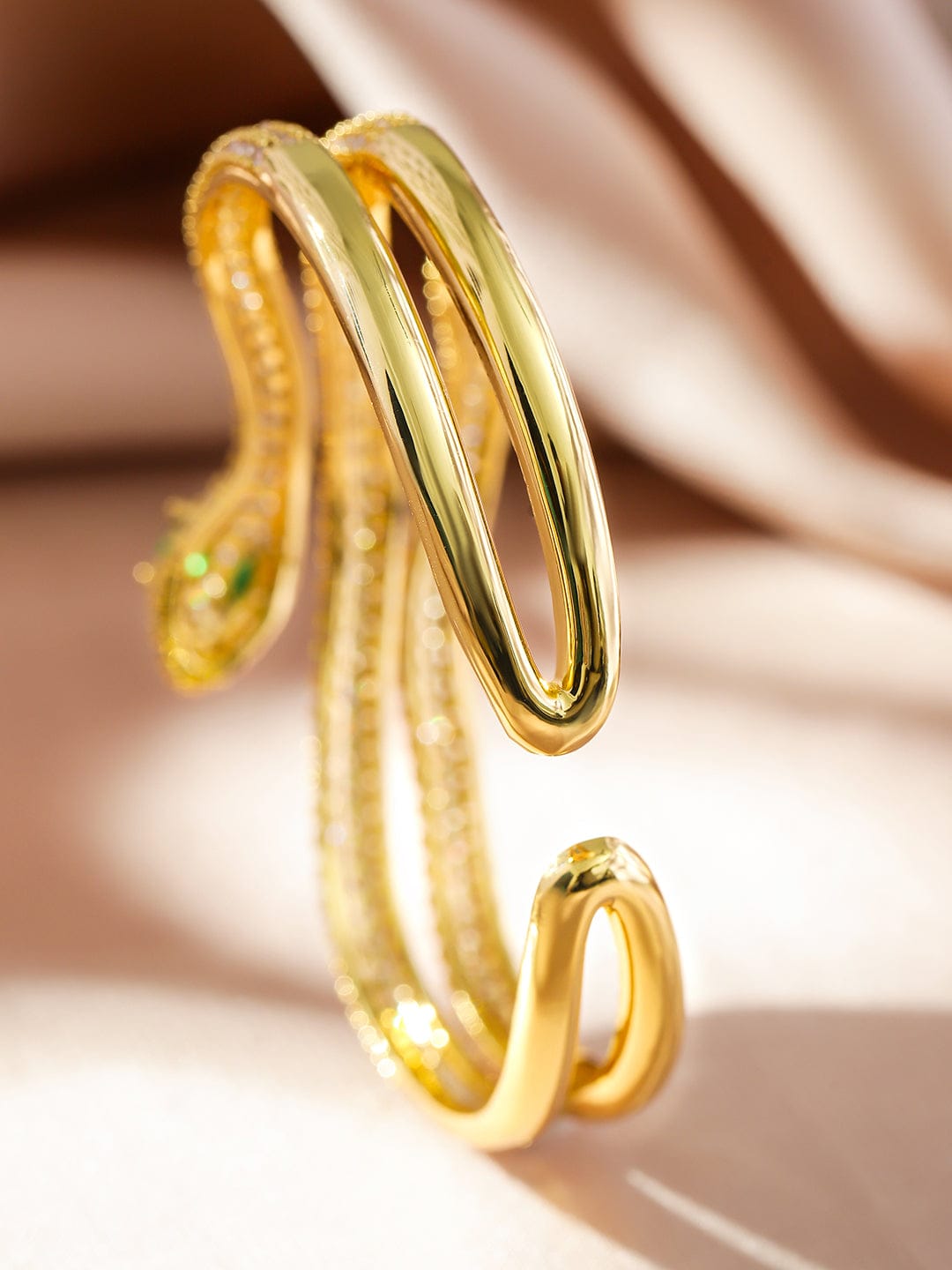 【Rubans】 22K Gold-Plated Double Snake-Design Emerald and Cubic Zirconia Openable Bracelet｜22Kゴールドメッキ ダブルスネーク エメラルド＆キュービックジルコニア オープナブル ブレスレット