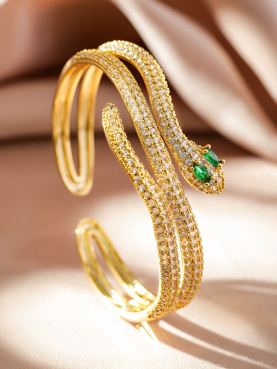 【Rubans】 22K Gold-Plated Double Snake-Design Emerald and Cubic Zirconia Openable Bracelet｜22Kゴールドメッキ ダブルスネーク エメラルド＆キュービックジルコニア オープナブル ブレスレット