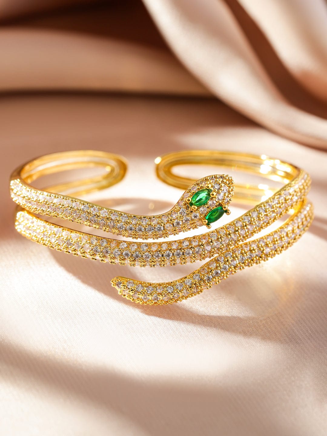 【Rubans】 22K Gold-Plated Double Snake-Design Emerald and Cubic Zirconia Openable Bracelet｜22Kゴールドメッキ ダブルスネーク エメラルド＆キュービックジルコニア オープナブル ブレスレット