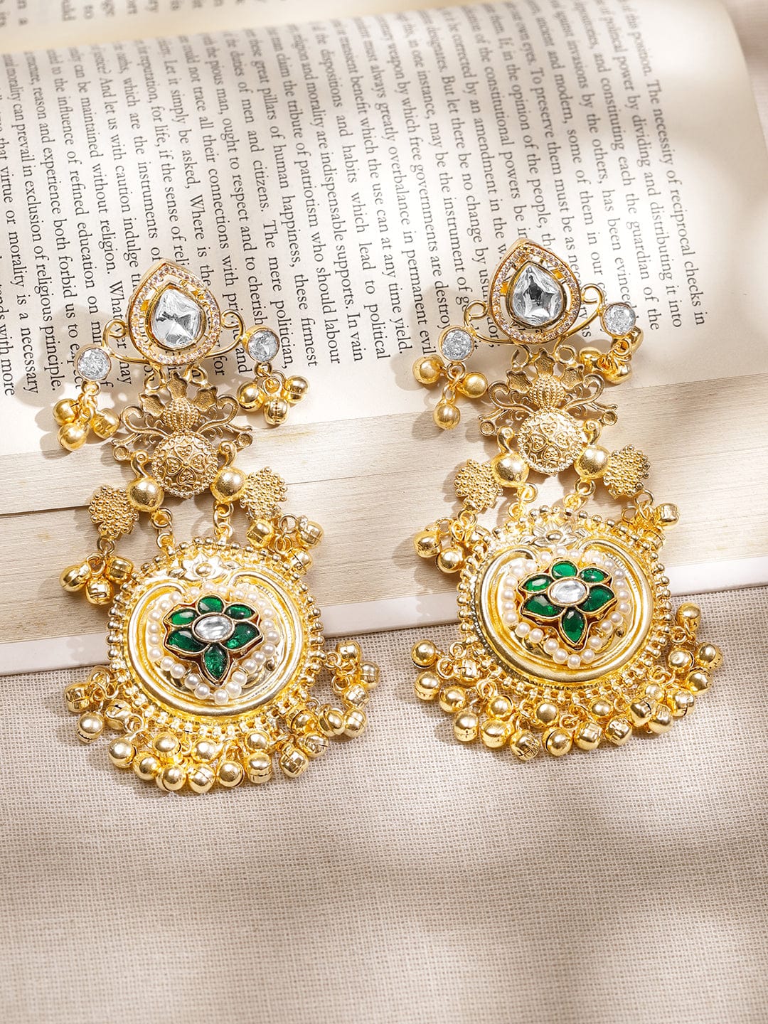【Rubans】 22K Gold-Plated Emerald Green & White Stone Floral Statement Danglers｜22K ゴールドメッキ エメラルドグリーン＆ホワイトストーン フローラル ステートメント ダングラー