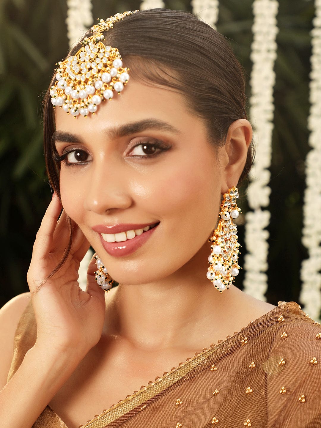 【Rubans】 22K Gold Plated Kundan & Pearl Beaded Chandbali Earrings and Maang Tikka Set｜22K ゴールドメッキ クンダン パール チャンドバリ イヤリング＆マーンティッカ セット