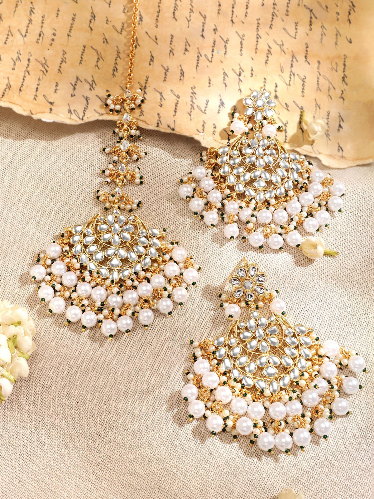 【Rubans】 22K Gold Plated Kundan & Pearl Beaded Chandbali Earrings and Maang Tikka Set｜22K ゴールドメッキ クンダン パール チャンドバリ イヤリング＆マーンティッカ セット