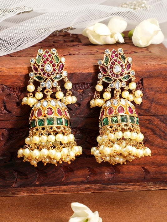 【Rubans】 22K Gold-Plated Ruby Red & Emerald Green Kundan Jhumka with Pearl Beads｜22K ゴールドメッキ ルビーレッド＆エメラルドグリーン クンダン パール ジュムカ