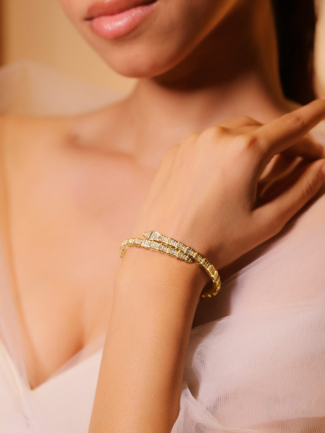【Rubans】 22K Gold-Plated Snake Motif Bangle with Dazzling Cubic Zirconia｜22Kゴールドメッキ スネークモチーフ キュービックジルコニア バングル