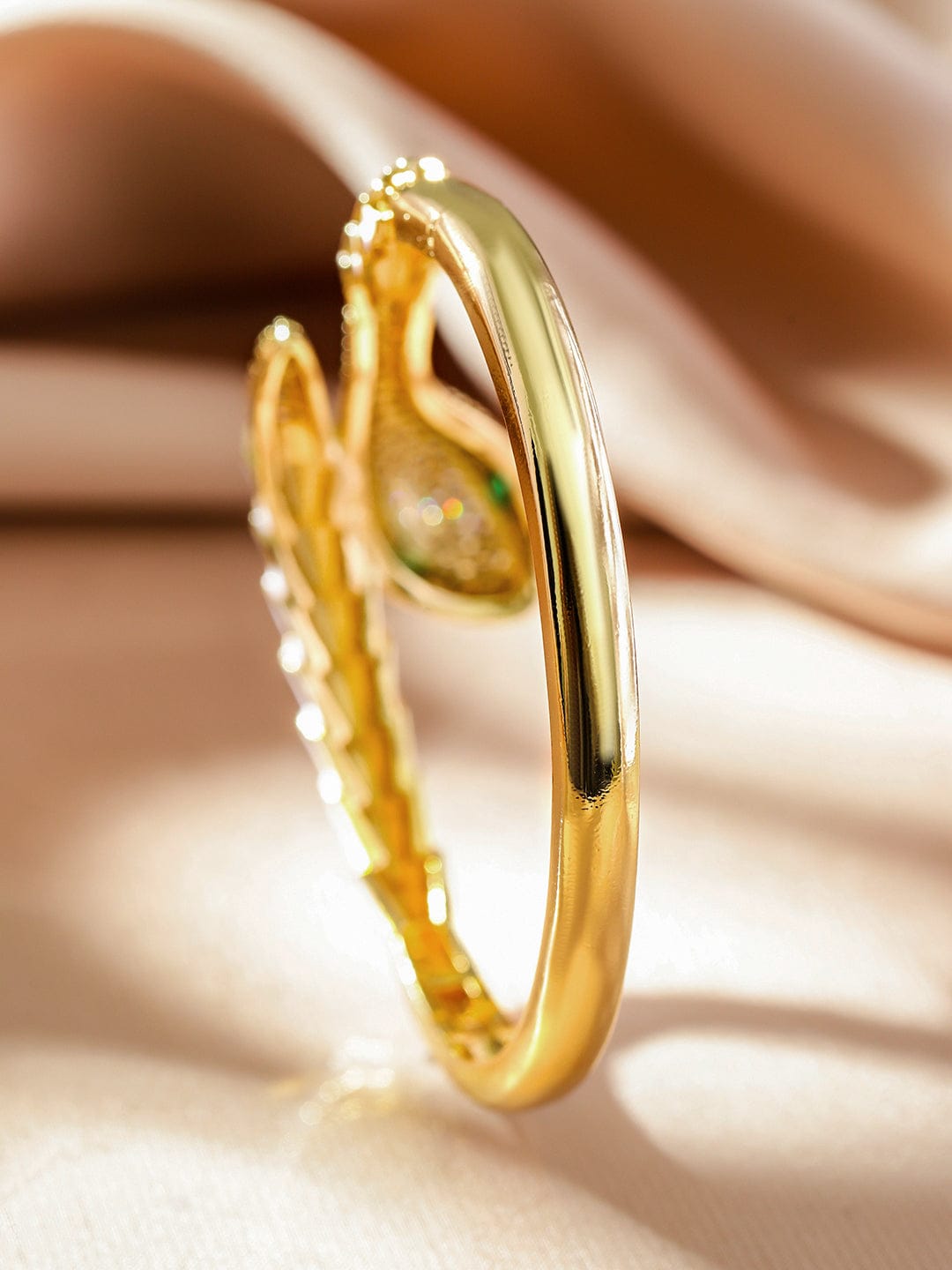【Rubans】 22K Gold-Plated Zirconia Snake Motif Bracelet with Enamel Details & Emerald Accents｜22K ゴールドメッキ ジルコニア スネークモチーフ エナメル ブレスレット