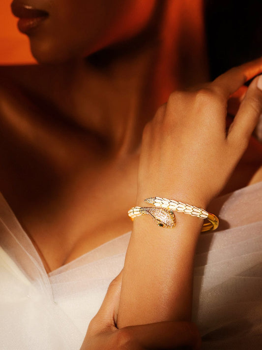 【Rubans】 22K Gold-Plated Zirconia Snake Motif Bracelet with Enamel Details & Emerald Accents｜22K ゴールドメッキ ジルコニア スネークモチーフ エナメル ブレスレット