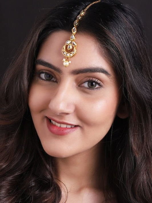 【Rubans】 24K Gold-Plated White Kundan & Pearls Studded Handcrafted Maangtikka｜24K ゴールドメッキ ホワイトクンダン パール マーンティッカ（額飾り）