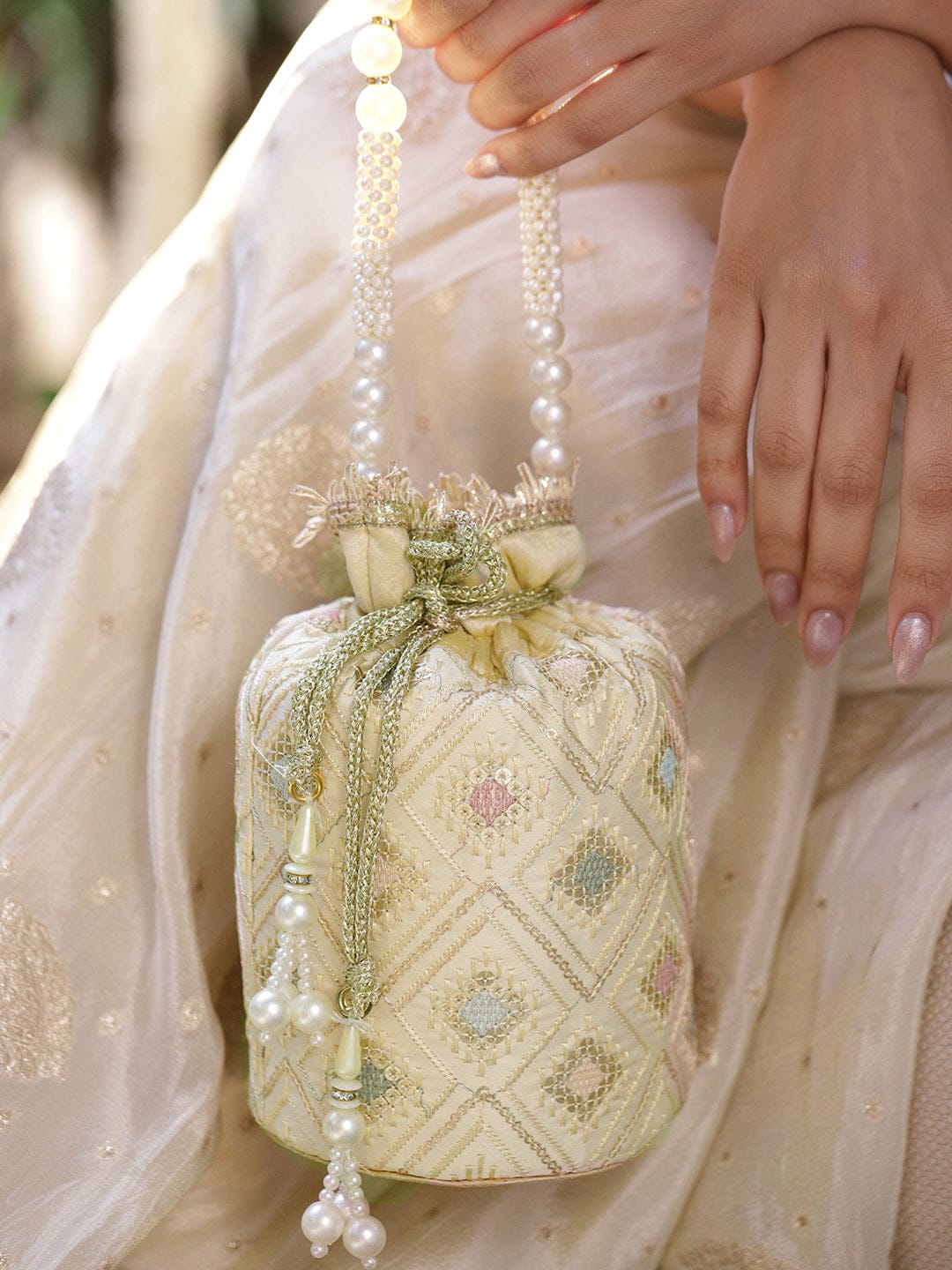 Rubans Cream Potli Bag with Multicolor Pastel Embroidery, Pearl Beaded Handle and Golden Tassel Detailing フリーサイズ