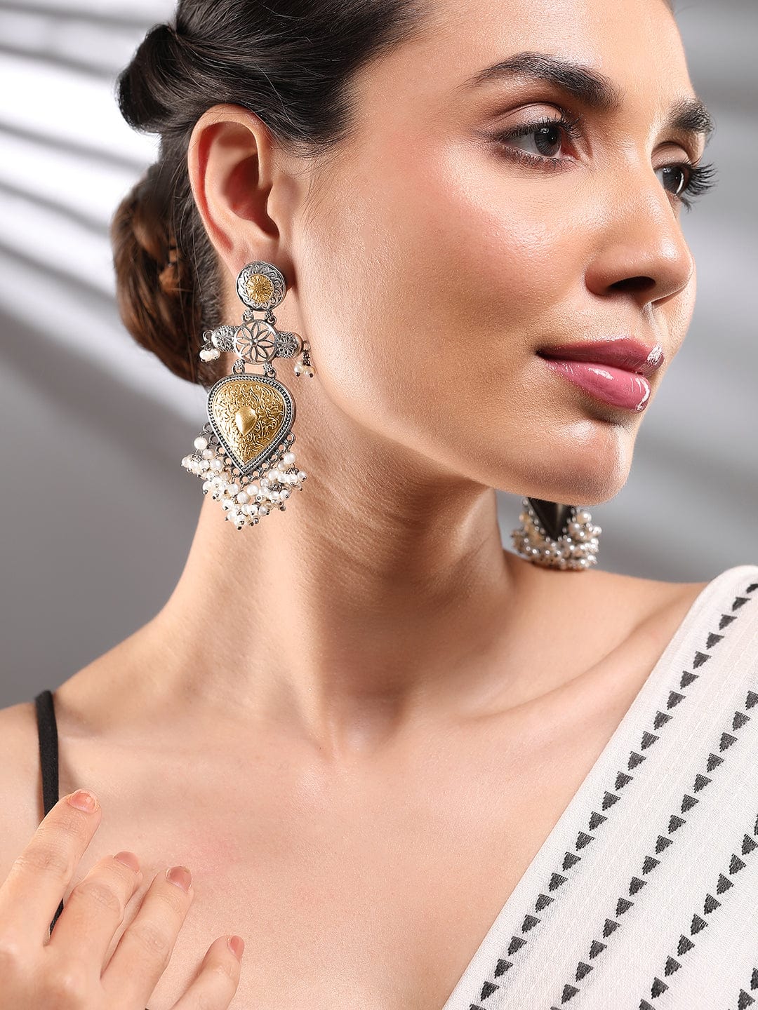Tribal Glam Dual Tone Pearls Danglers フリーサイズ