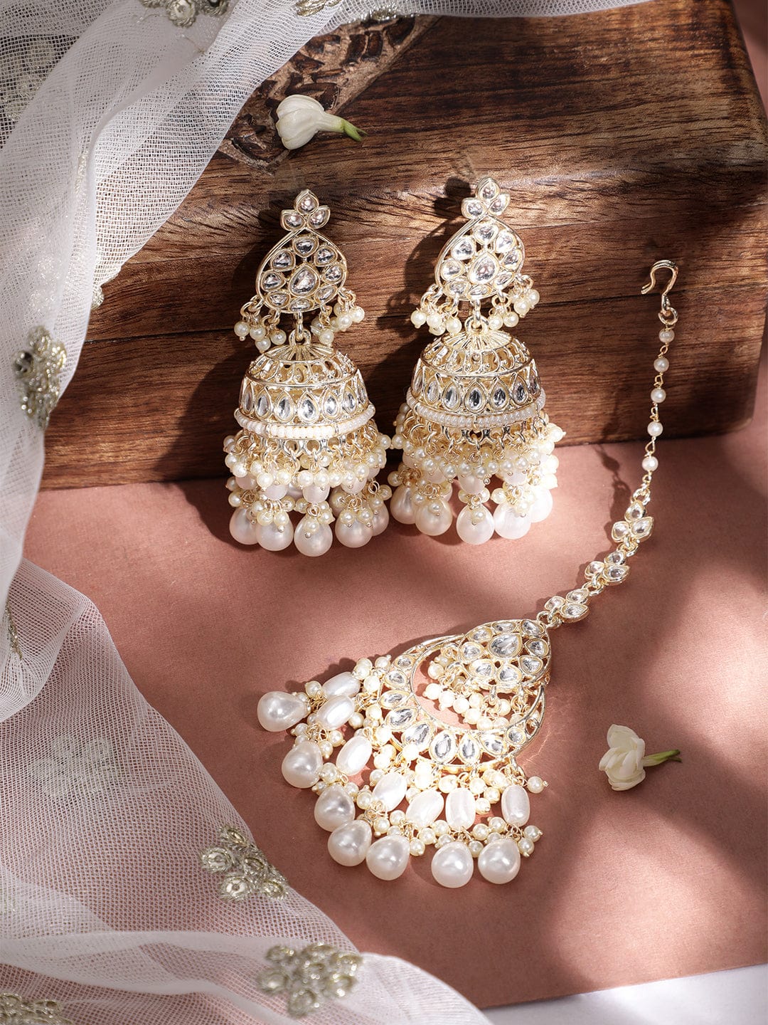 【Rubans】 Gold Toned Kundan Stone Studded Maang Tikka & Earring Set with Pearls｜ゴールドトーン クンダン パール マーンティッカ＆イヤリング セット