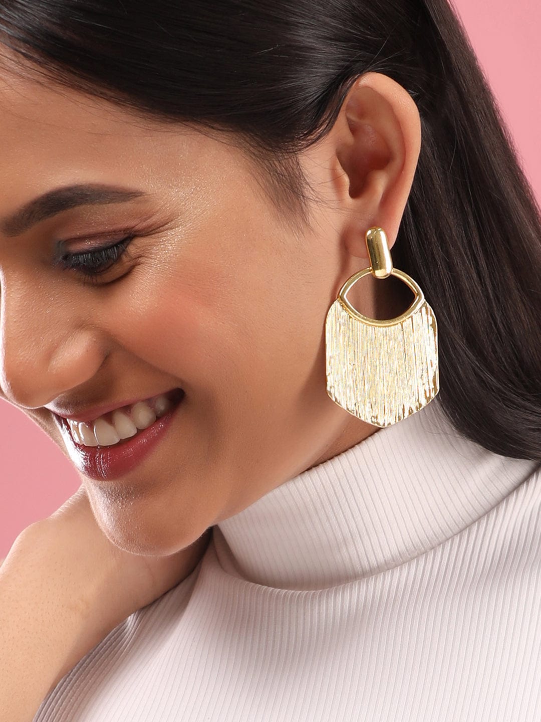 【Rubans】 Voguish Gold Toned Textured Statement Tassel Earrings｜ヴォーギッシュ ゴールドトーン テクスチャード ステートメント タッセルイヤリング