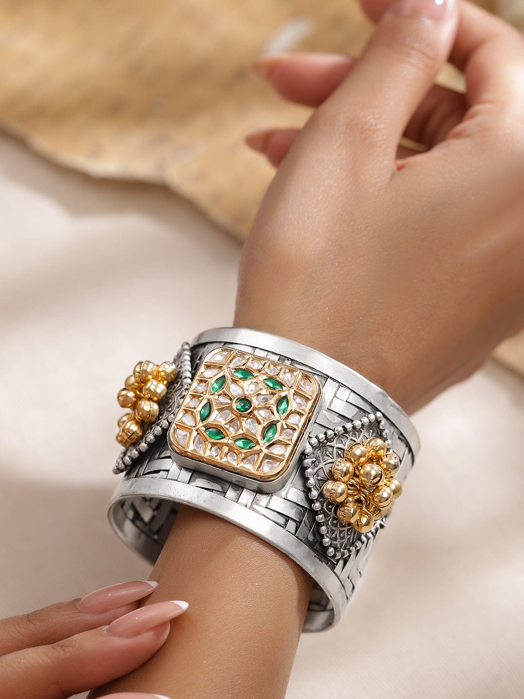 Rubans Oxidised Silver-Plated Open Cuff Bracelet with Emerald Green Stones & Golden Beads フリーサイズ