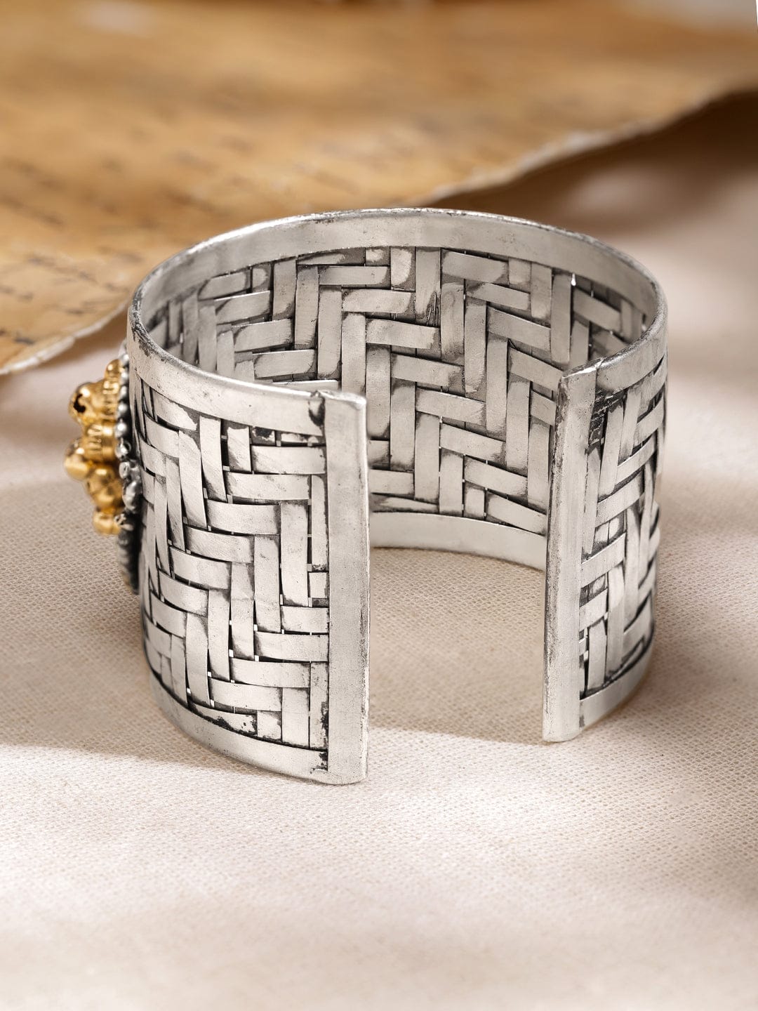 Rubans Oxidised Silver-Plated Open Cuff Bracelet with Emerald Green Stones & Golden Beads フリーサイズ
