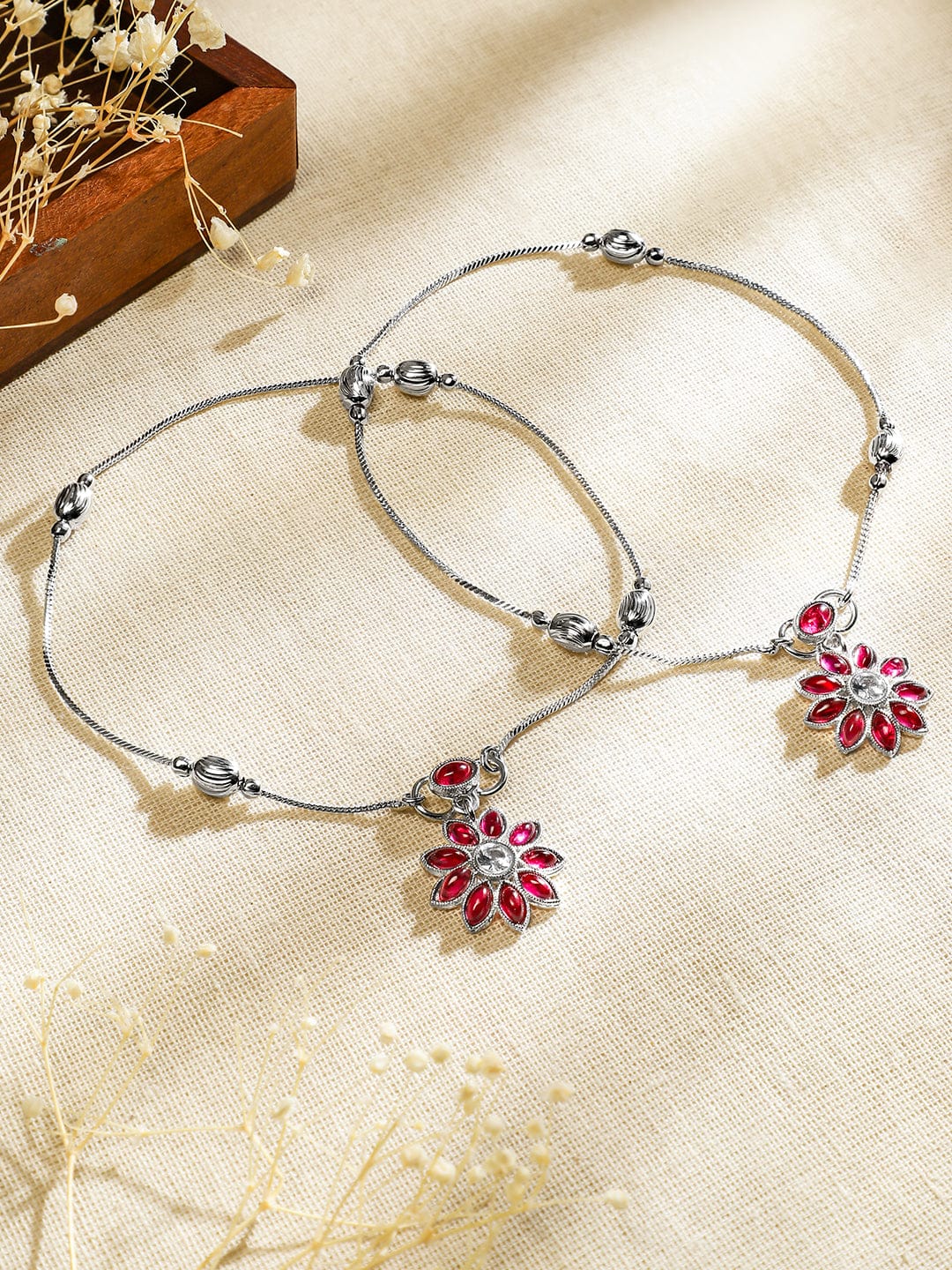 Rubans Oxidised Silver-Plated Ruby Pink & White Kundan Studded Floral Charm Anklet Set of 2 for Women フリーサイズ