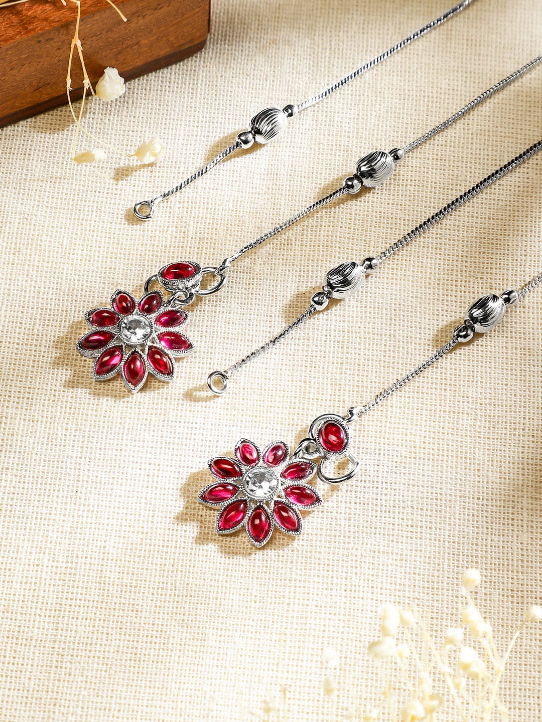 Rubans Oxidised Silver-Plated Ruby Pink & White Kundan Studded Floral Charm Anklet Set of 2 for Women フリーサイズ