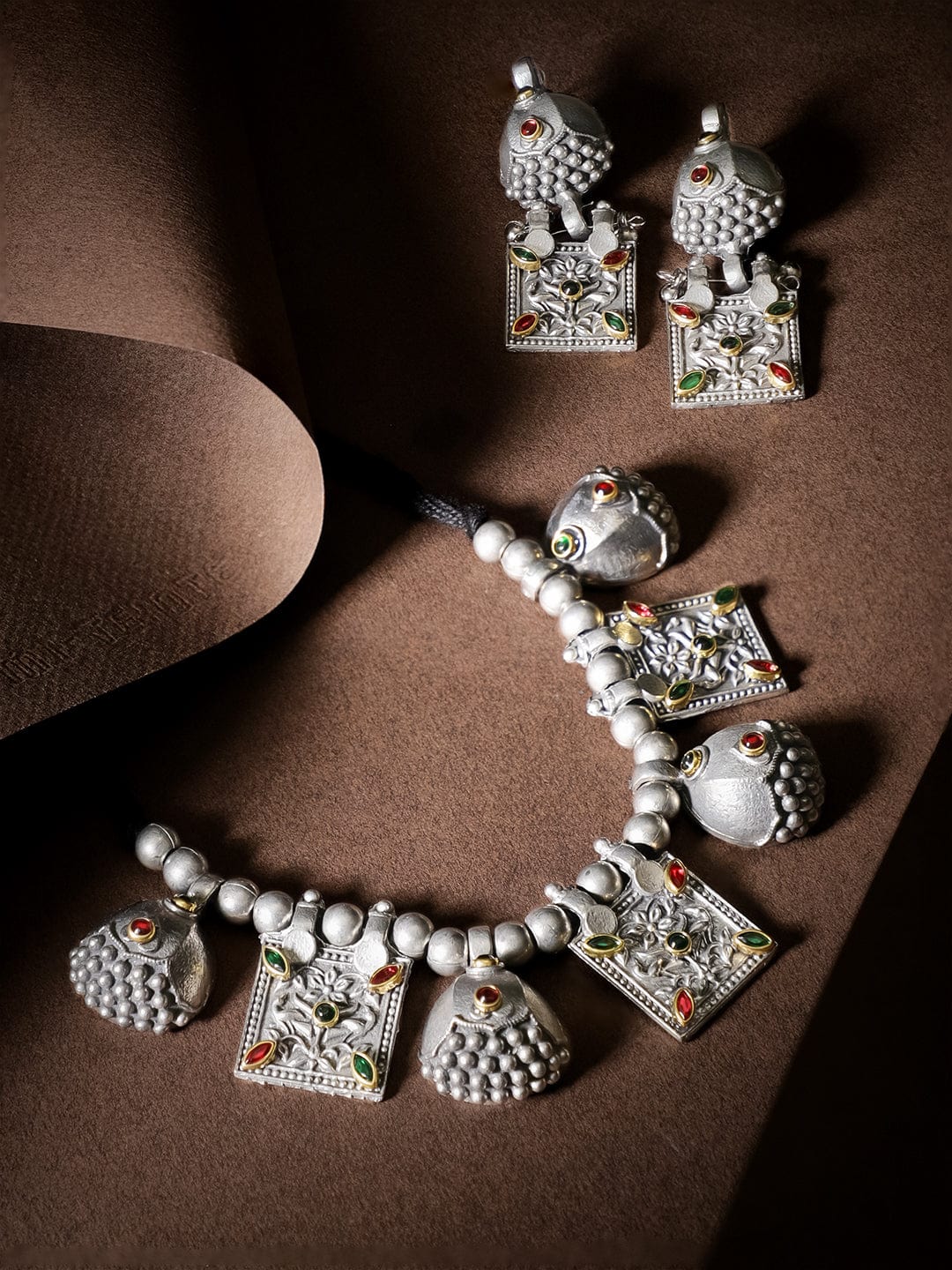 【Rubans】 Oxidised Silver-Plated Kundan-Studded Jewellery Set｜オキシダイズド シルバーメッキ クンダン ジュエリーセット