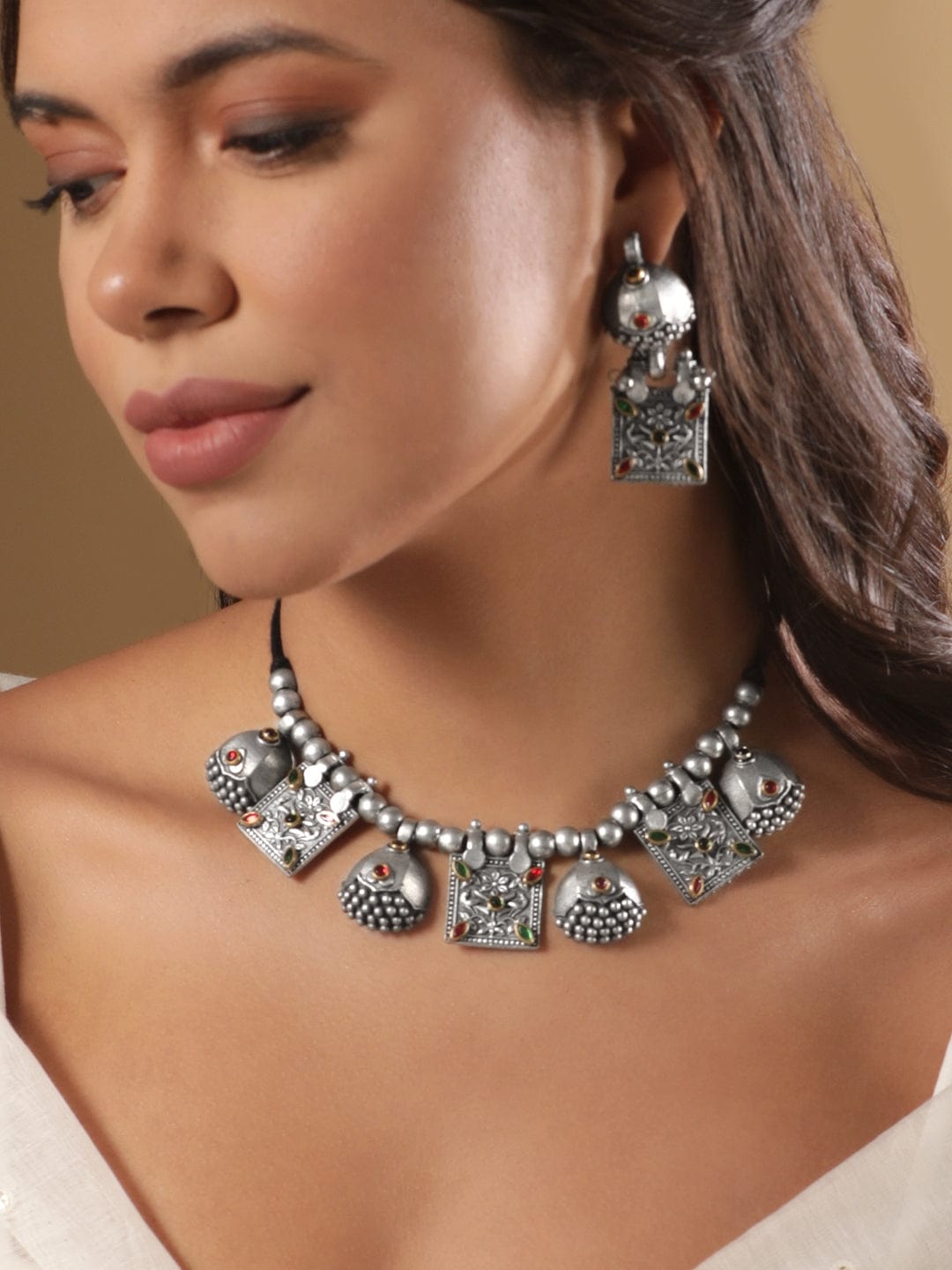 【Rubans】 Oxidised Silver-Plated Kundan-Studded Jewellery Set｜オキシダイズド シルバーメッキ クンダン ジュエリーセット