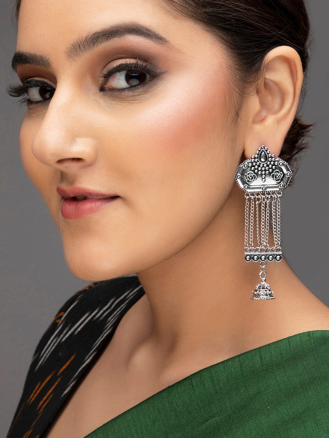 【Rubans】 Oxidized Silver-Plated Chain Tassel Earrings with Jhumka Drops｜オキシダイズド シルバーメッキ チェーンタッセル ジュムカドロップ イヤリング
