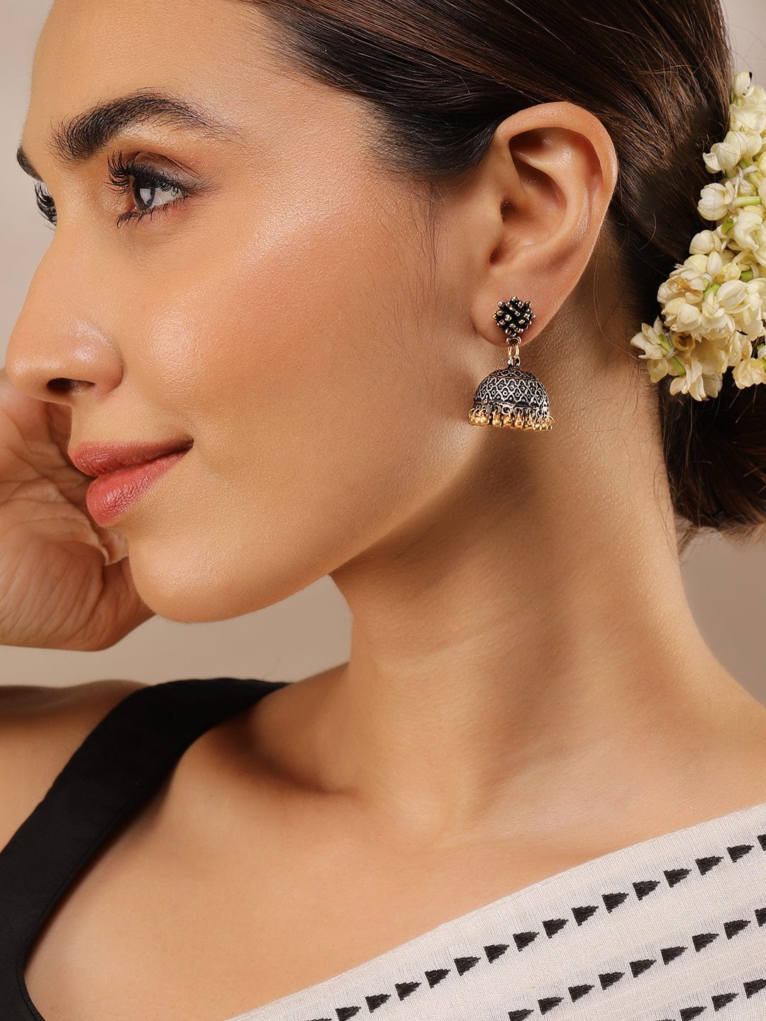 【Rubans】 Oxidized Silver-Plated Dual-Tone Jhumka Earrings with Gold Beaded Drops｜オキシダイズドシルバー デュアルトーン ジュムカイヤリング ゴールドビーズドロップ