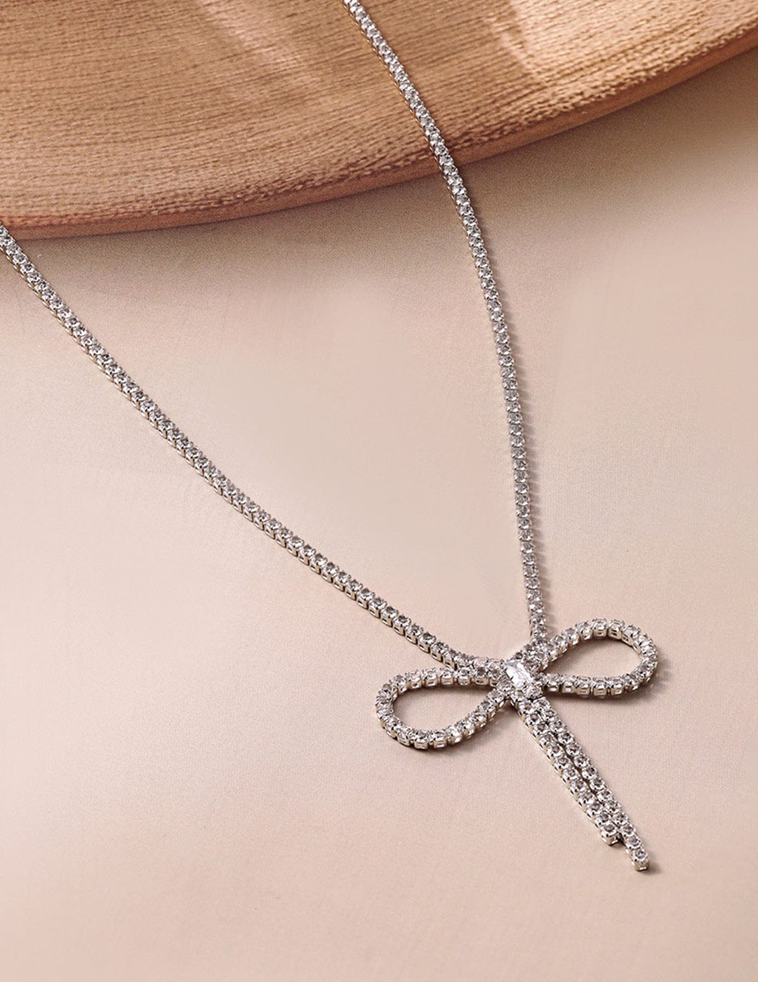 Ribbon Motif White Crystal Pendant Necklace フリーサイズ