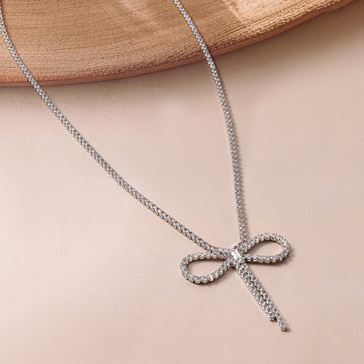 Ribbon Motif White Crystal Pendant Necklace フリーサイズ