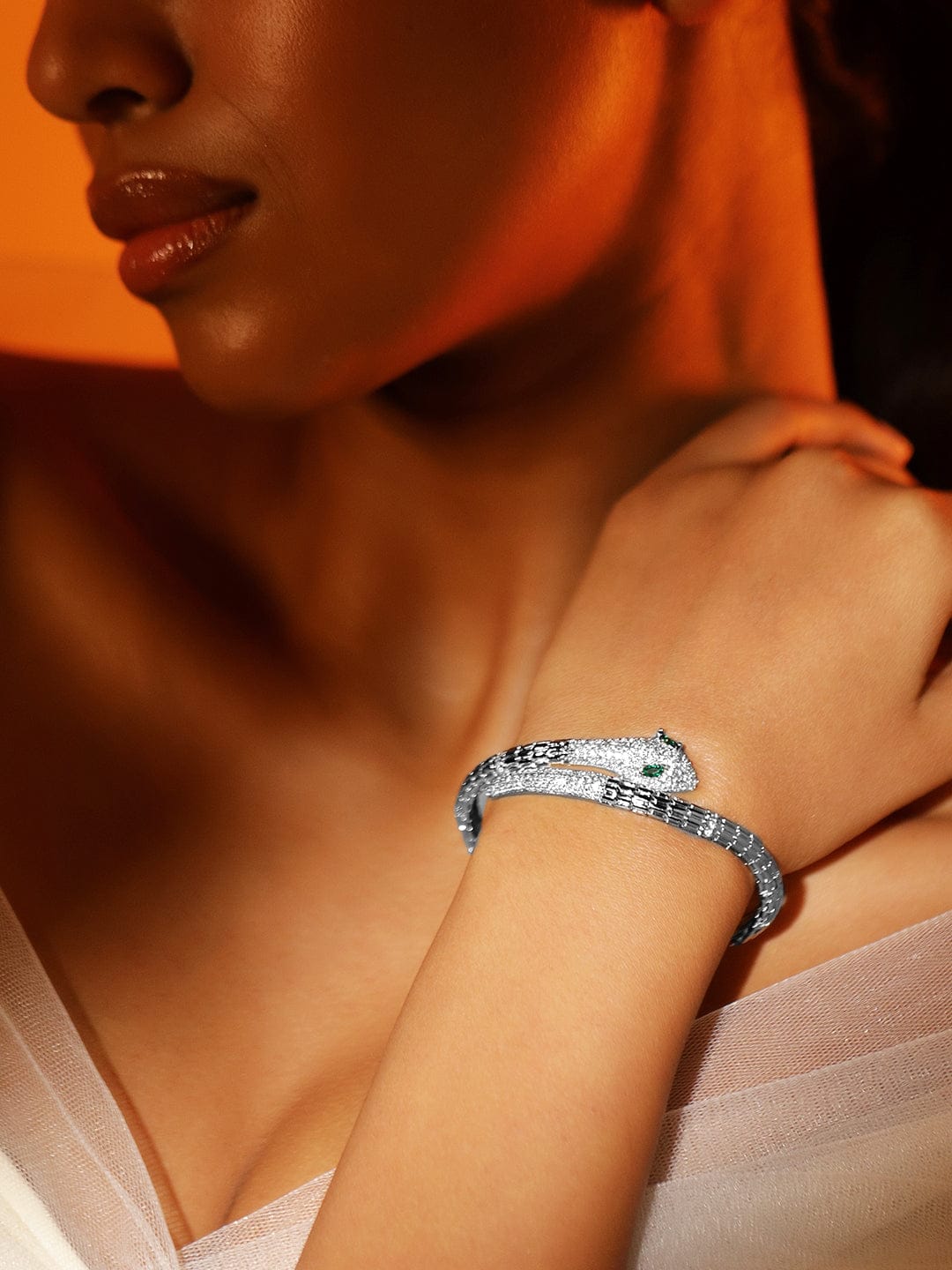 【Rubans】 Rhodium-Plated Cubic Zirconia Snake-Inspired Openable Bracelet with Emerald Accents｜ロジウムメッキ キュービックジルコニア スネークモチーフ オープナブル ブレスレット エメラルドアクセント