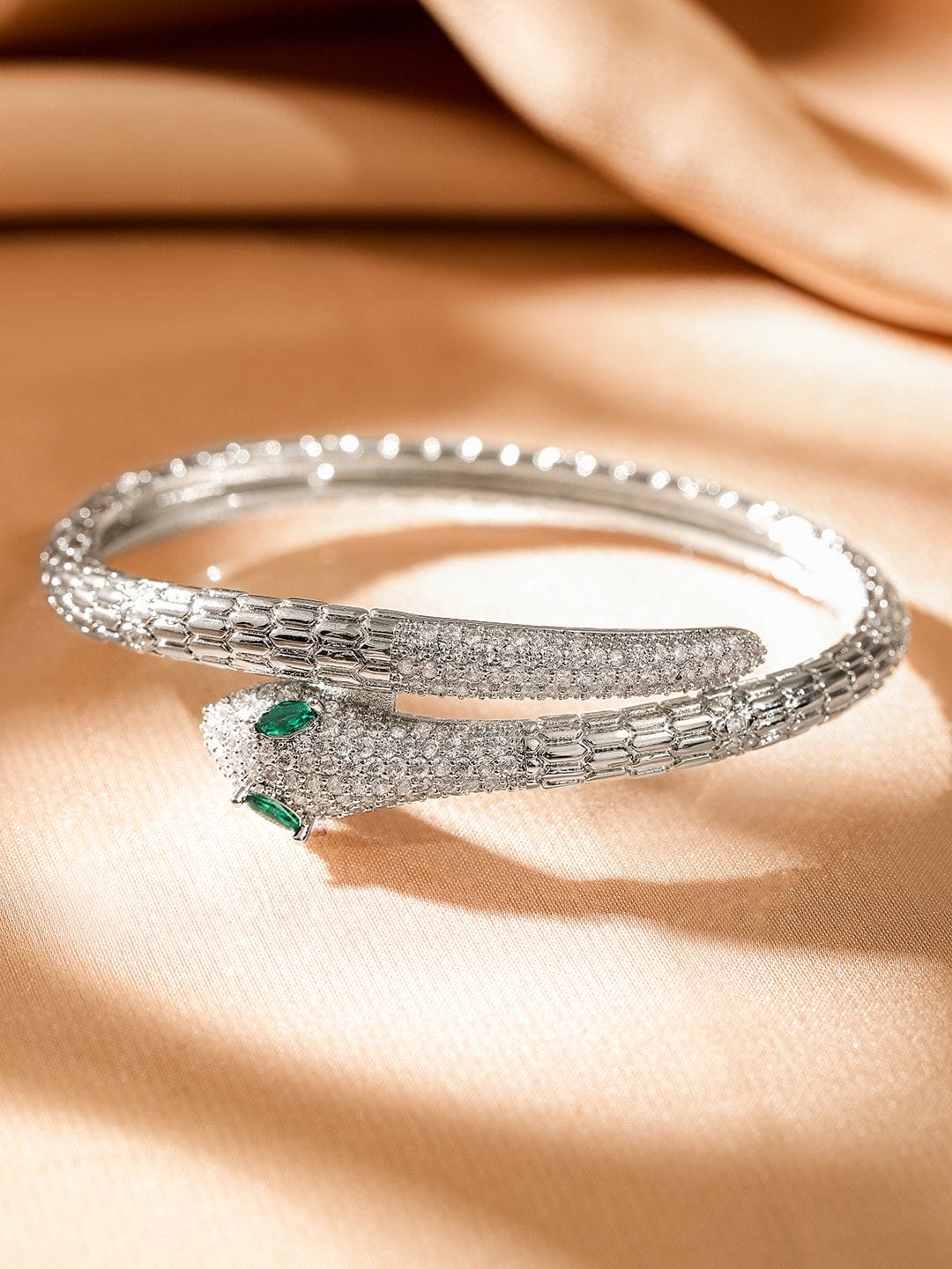 【Rubans】 Rhodium-Plated Cubic Zirconia Snake-Inspired Openable Bracelet with Emerald Accents｜ロジウムメッキ キュービックジルコニア スネークモチーフ オープナブル ブレスレット エメラルドアクセント